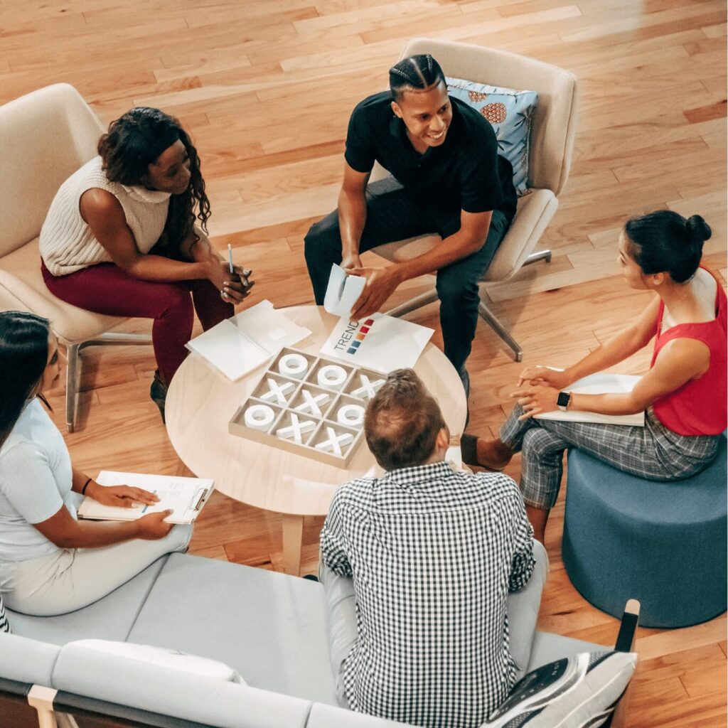 Échange entre deux professionnels lors d'un rendez-vous de prospection commerciale