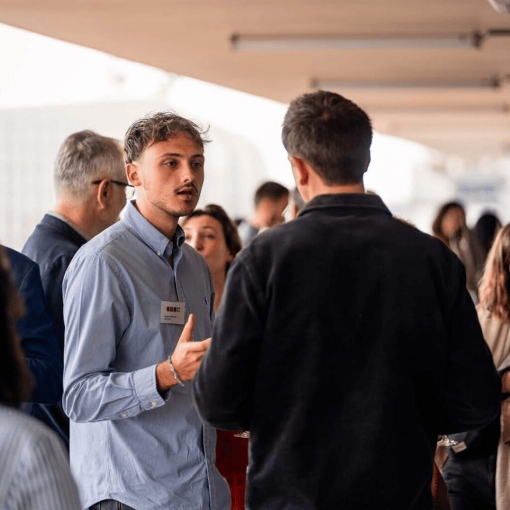 Prospection commerciale lors d'un événement de networking professionnel